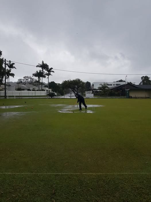 Dave Luxmore gets play underway at Burleigh Heads