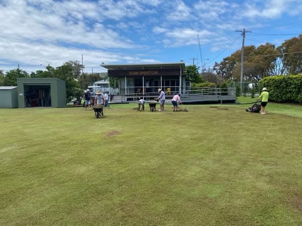Eildon volunteers keep lawns in shape through the heat