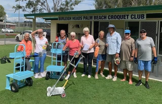 Burleigh Heads Palm Beach members shine at working bee